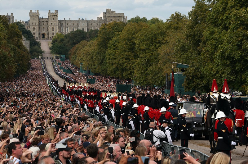 The procession arrives at Windsor Castle
