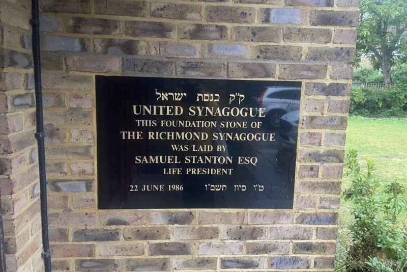 Exterior plaque at Richmond Synagogue. Reads "United Synagogue. The Foundation Stone of Richmond Synagogue was laid by Samuel Stanton Esq. Life President. 22nd of June 1986."