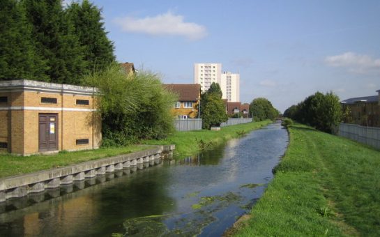 The New River Path at Enfield (Credit: By Nigel Cox, CC BY-SA 2.0, https://commons.wikimedia.org/w/index.php?curid=9358071)