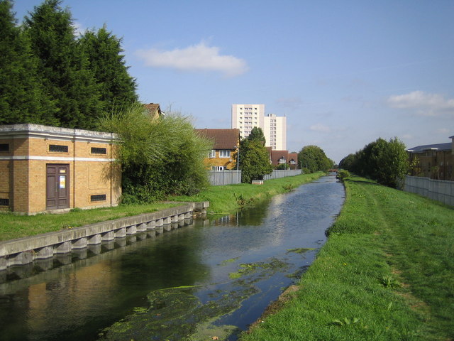 The New River Path at Enfield (Credit: By Nigel Cox, CC BY-SA 2.0, https://commons.wikimedia.org/w/index.php?curid=9358071)